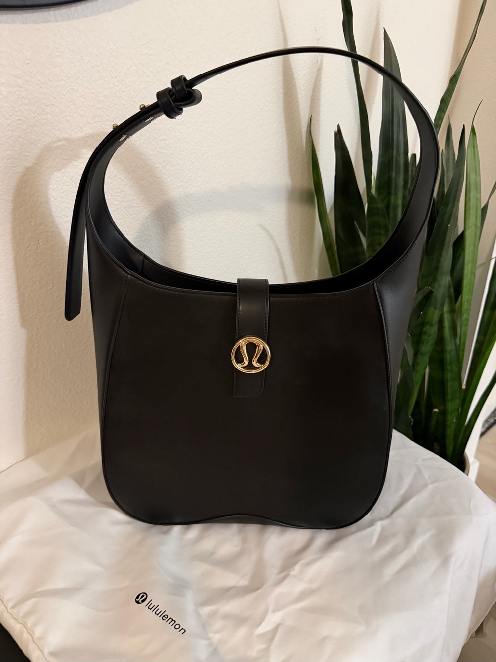 lululemon athletica cactus leather alternative shoulder bag